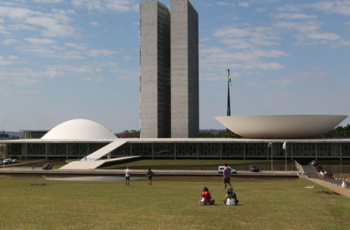 11 dos 16 deputados federais de SC votaram 100% contra os trabalhadores no mandato
