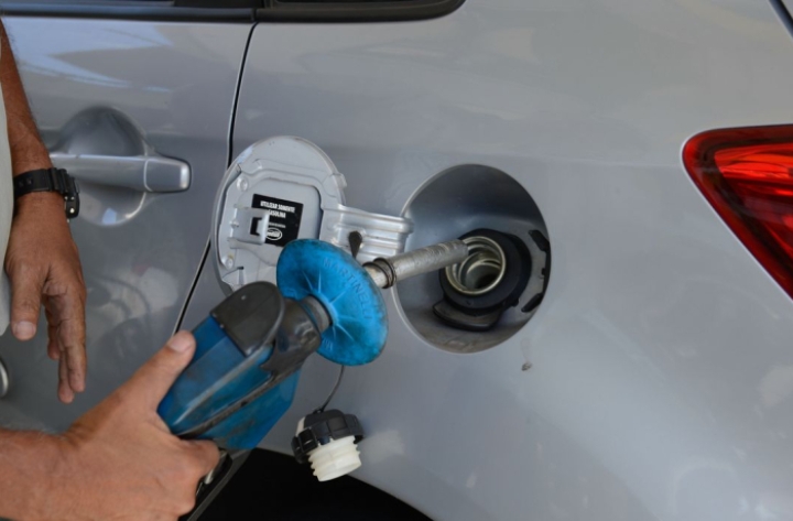 Preço da gasolina deve cair R$ 0,30 e gás de cozinha ficará R$ 15 mais barato