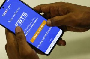 FGTS deve distribuir lucros entre os trabalhadores; valor será depositado em agosto
