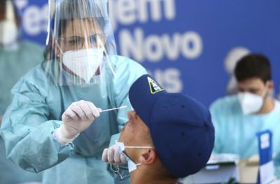 Nova onda de covid avança no exterior e aumento de casos põe Brasil em alerta