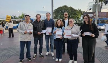 Presidente do SEEF participa de ação de distribuição de jornal da CUT-SC em Florianópolis