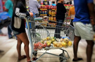 Preços dos alimentos e bebidas aumentaram quatro vezes mais em julho, diz IBGE